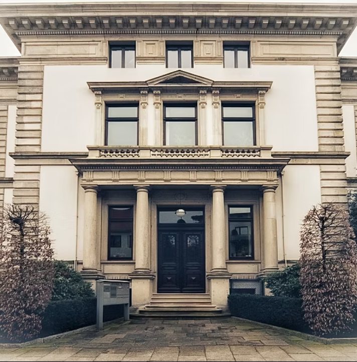 Das Gebäude von der Straßenseite. Der Praxiseingang liegt hinten im Souterrain.